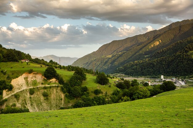 Piękna fotografia krajobrazowa z Kaukazem w Gruzji