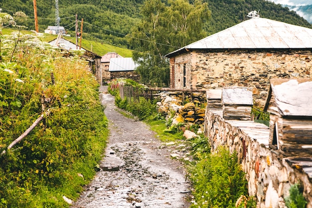 Piękna fotografia krajobrazowa ze starą wioską Usghuli w górach Kaukazu w Gruzji