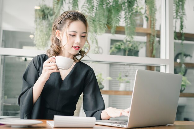 Piękna Freelancer kobieta pracuje online przy ona do domu.