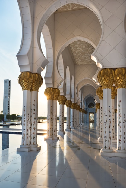 Piękna galeria słynnego Białego Meczetu Szejka Zayeda w Abu Dhabi, ZEA