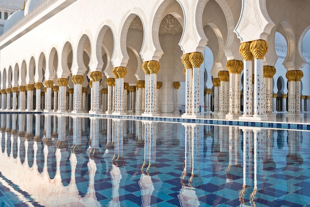 Piękna galeria słynnego meczetu Sheikh Zayed White w Abu Dhabi, Zjednoczone Emiraty Arabskie. Refleksje