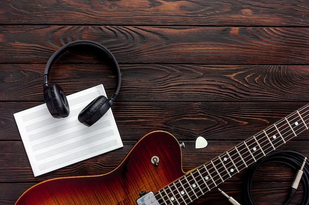 Piękna gitara elektryczna ze słuchawkami i pulpitem do kawy