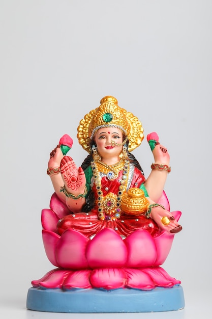 Piękna glina Idol hinduskiej bogini Lakshmi OR Laxmi na białym tle