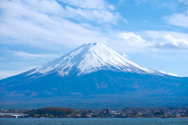Piękna góra Fuji z śniegiem nakrywającym i niebieskie niebo przy Jeziornym kawaguchiko