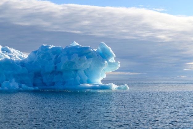 Zdjęcie piękna góra lodowa na morzu arktycznym w słoneczny dzień. duży kawałek lodu w morzu z bliska.