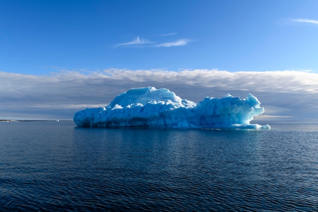 Piękna góra lodowa na Morzu Arktycznym w słoneczny dzień. Duży kawałek lodu w morzu z bliska.