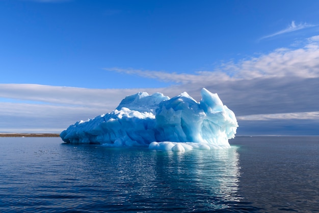 Piękna góra lodowa na Morzu Arktycznym w słoneczny dzień. Duży kawałek lodu w morzu z bliska.