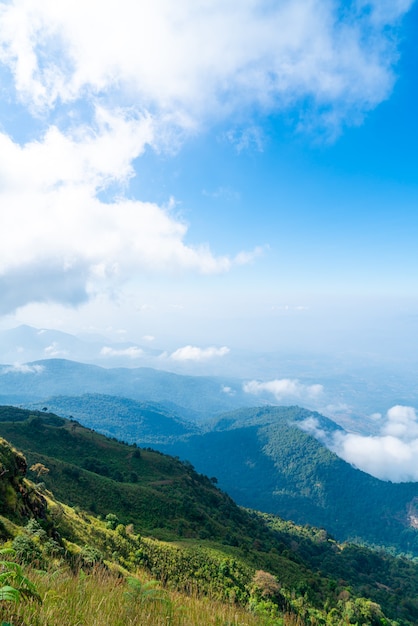 piękna górska warstwa z chmurami i błękitnym niebem na Kew Mae Pan Nature Trail w Chiang Mai w Tajlandii