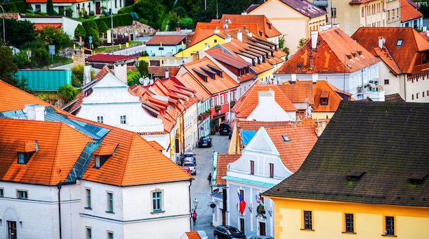 Piękna historyczna ulica w nowoczesnym mieście