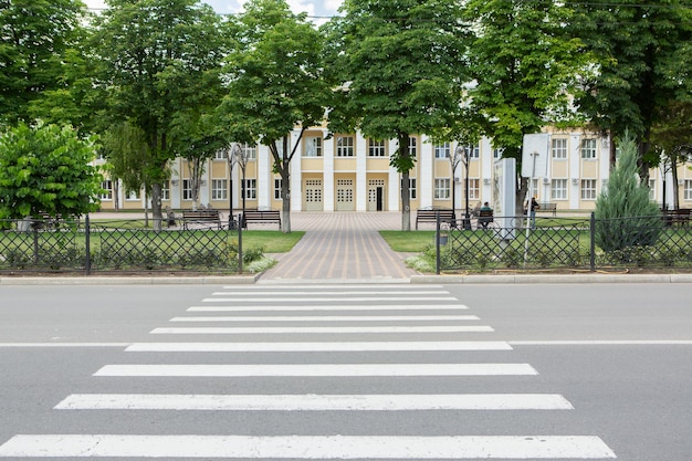 Piękna i czysta ulica w Tyraspolu Naddniestrzu lub Mołdawii w słoneczny letni dzień