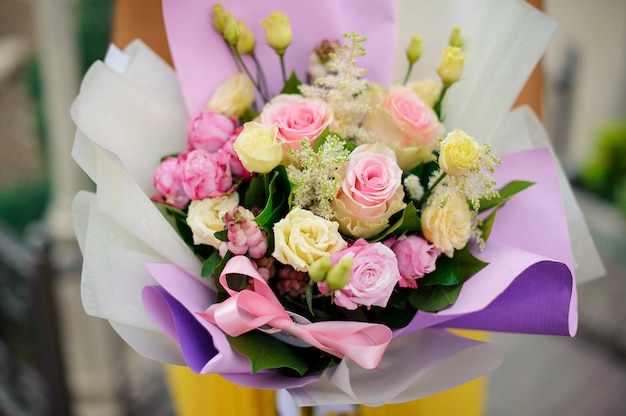 Piękna i jasna kompozycja kwiatowa w fioletowym papierze