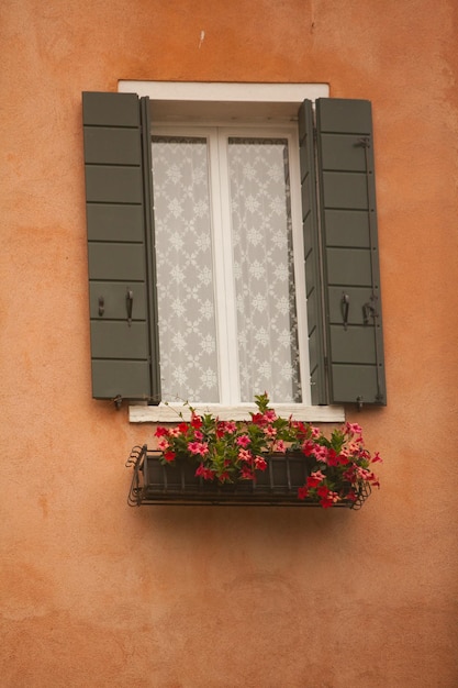 piękna i kolorowa ulica w Wenecji, jednym z najpiękniejszych i najstarszych miast we Włoszech