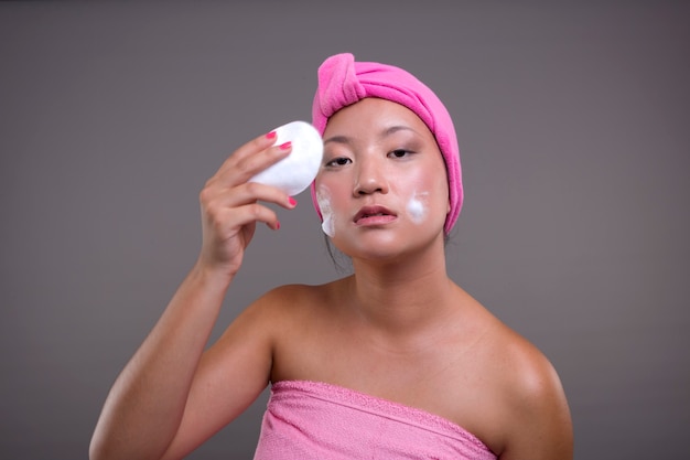 Piękna i młoda chińska kobieta do pielęgnacji skóry na tle koncepcji piękna na białym tle