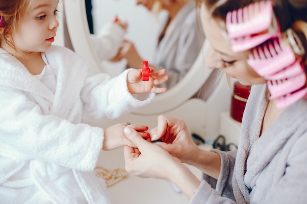 Piękna i stylowa mama sprawia, że ​​manicure dla jej córeczki