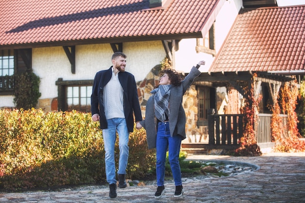 Piękna i szczęśliwa młoda para mężczyzna i kobieta w pięknym ogrodzie na dziedzińcu wiejskiego domu