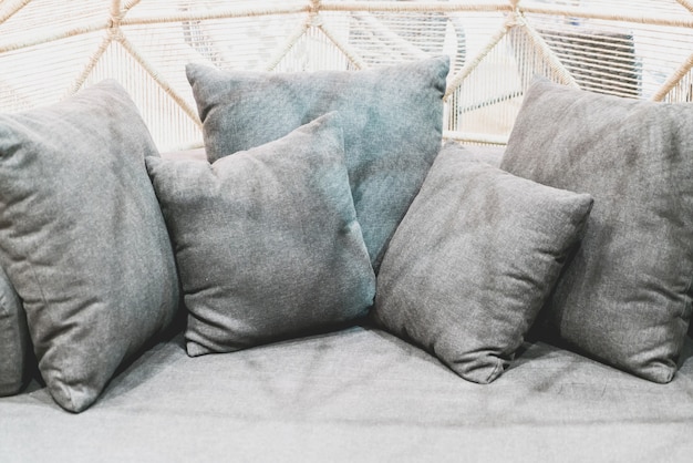 Zdjęcie piękna i wygodna dekoracja poduszki na kanapie