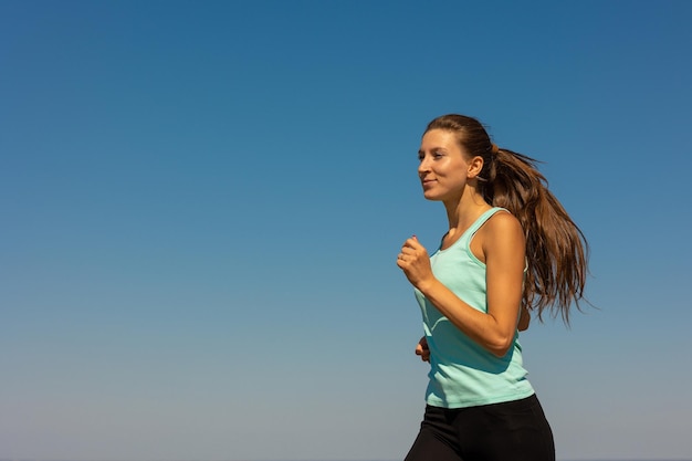 Piękna i wysportowana dziewczyna z Europy uprawia sport w przyrodzie ze swoim psem fitness i jogą w