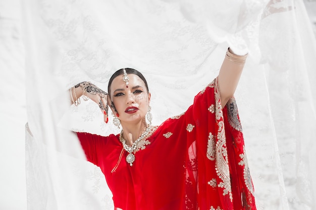 Piękna indyjska kobieta ubrana w sari. Kobieta w etnicznych indyjskich ubraniach.