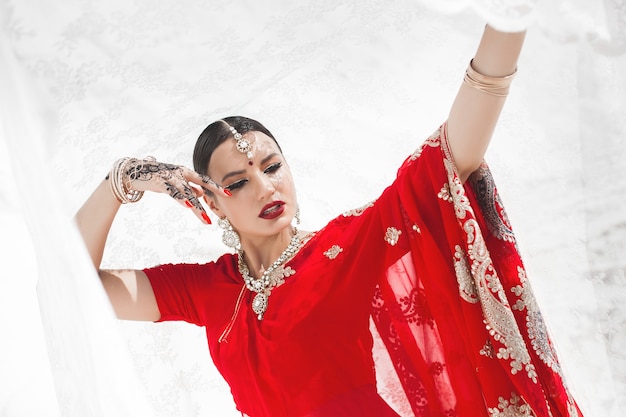 Zdjęcie piękna indyjska kobieta ubrana w sari