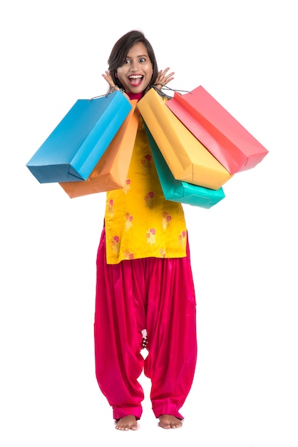Piękna indyjska kobieta w tradycyjnym stroju z torby na zakupy