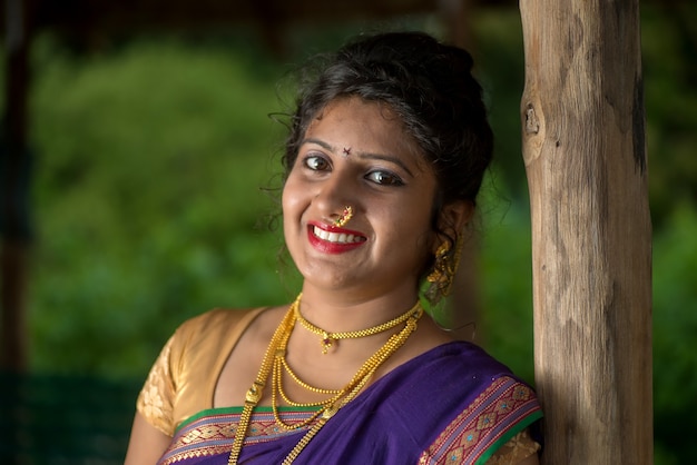 Piękna indyjska młoda dziewczyna w tradycyjnych sari, pozowanie na zewnątrz