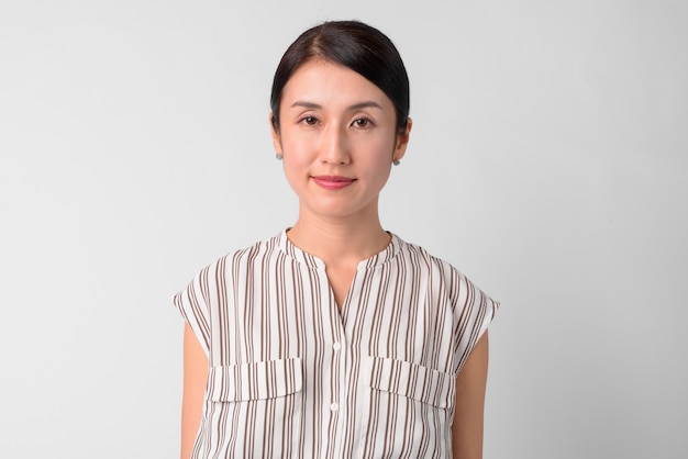 piękna japońska bizneswoman na białej ścianie