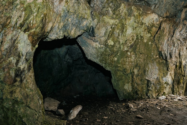 Piękna Jaskinia. Widok Z Wnętrza Ciemnego Lochu.