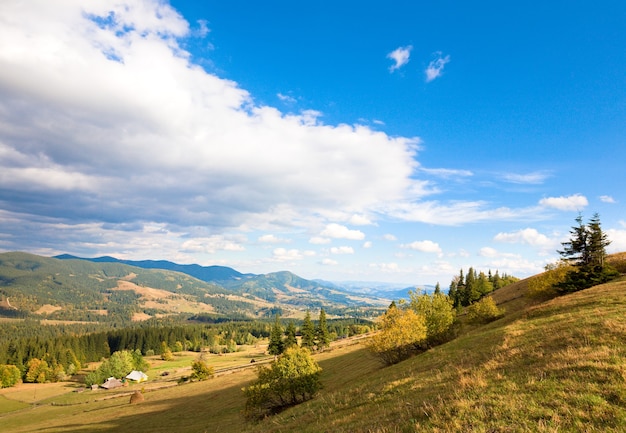 Piękna Jesień Góra I Mała Wioska Na Zboczu Góry (karpaty. Ukraina)