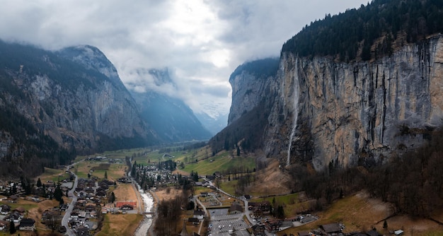 Piękna jesień w wiosce Lauterbrunnen w szwajcarskich Alpach