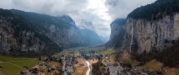 Piękna jesień w wiosce Lauterbrunnen w szwajcarskich Alpach