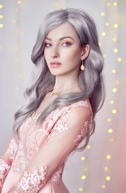 Piękna kawaii dziewczyna w różowej sukience. Dziewczyna z długimi blond włosami w kolorze popiołu