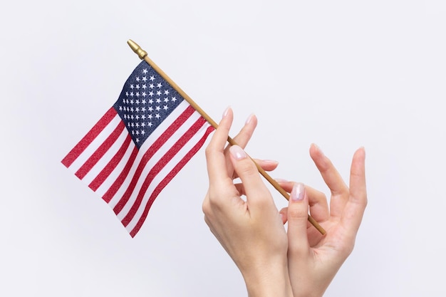 Piękna Kobieca Ręka Trzyma Amerykańską Flagę Na Białym Tle