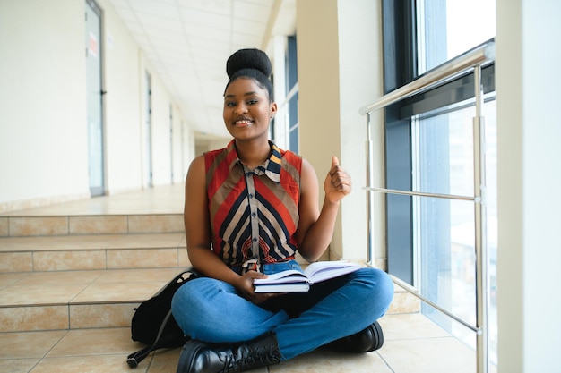 Piękna kobieta afroamerykański portret studenta uniwersytetu