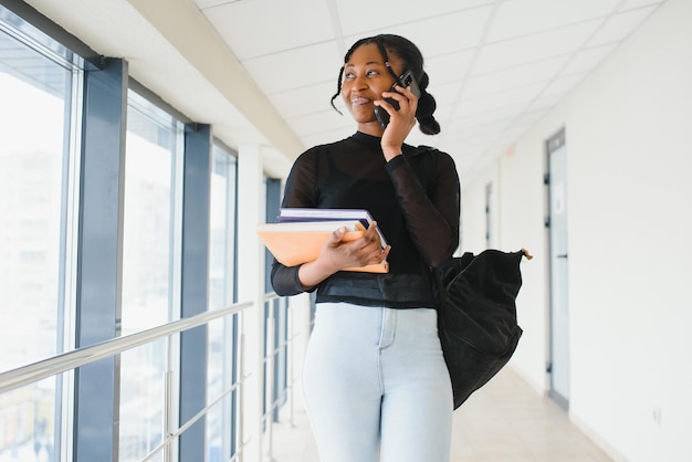 Piękna kobieta afroamerykański portret studenta uniwersytetu