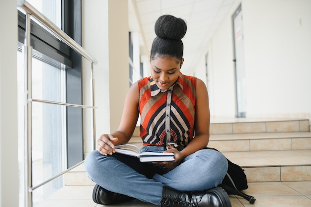 Piękna kobieta afroamerykański portret studenta uniwersytetu