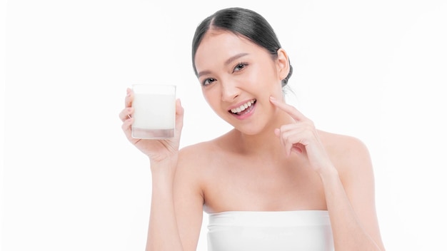 Piękna kobieta Azjatycka śliczna dziewczyna czuje się szczęśliwa pijąc mleko dla dobrego zdrowia rano na białym tle styl życia piękna kobieta koncepcja