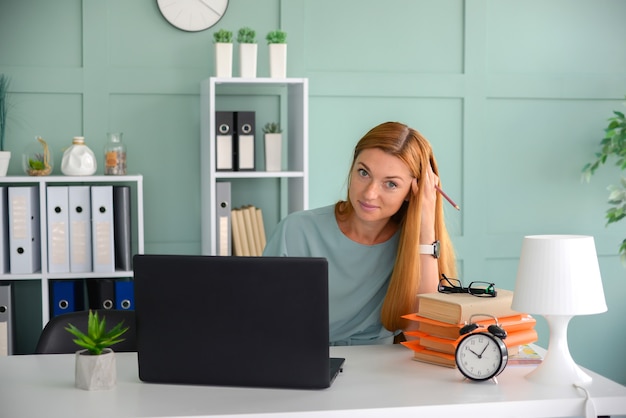 piękna kobieta biznesu pracuje w biurze na laptopie freelancer w pracy