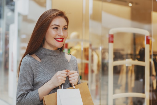 Piękna kobieta cieszy się wypad do sklepów przy centrum handlowym