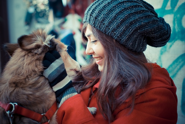 piękna kobieta czerwony płaszcz przytulanie psa