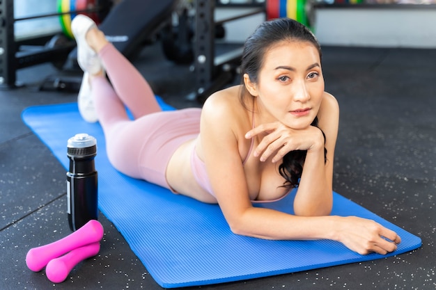 Piękna kobieta fitness slim fit w odzieży sportowej zrobić sobie przerwę w sali gimnastycznej, azjatyckie sexy dziewczyna szczupłe ciało - styl życia koncepcja fitness zdrowa kobieta
