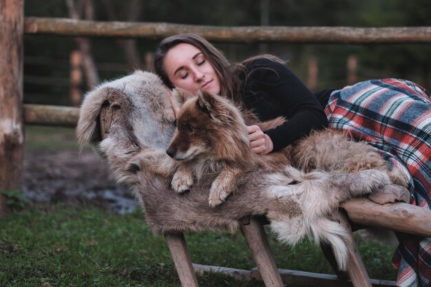 Piękna kobieta i jej pies nenet śpi pasterz łajka