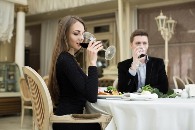 Piękna Kobieta I Mężczyzna Pije Wino W Restauracji