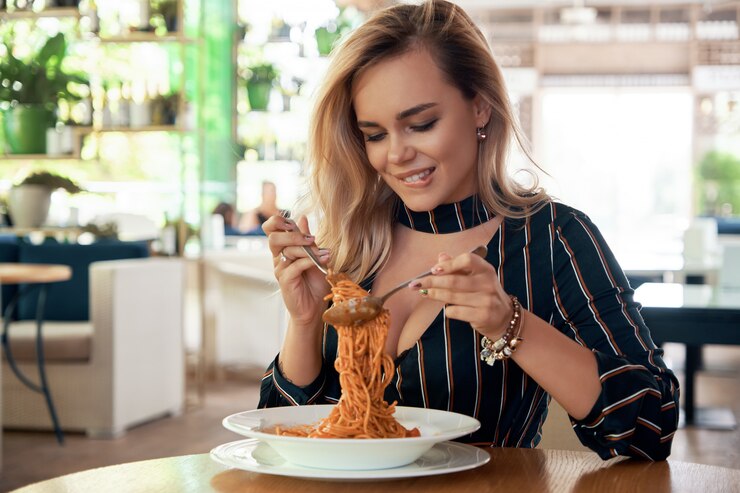 Piękna kobieta jedzenie spaghetti