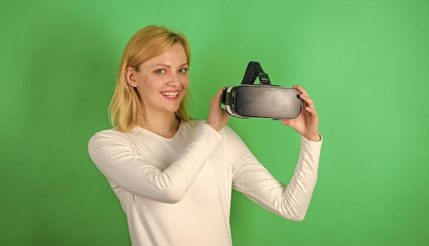 Piękna kobieta ma na sobie okulary wirtualnej rzeczywistości studio Osoba z hełmem wirtualnej rzeczywistości na białym tle