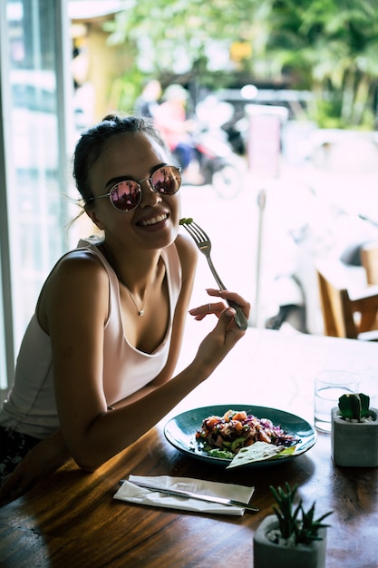 Piękna Kobieta Ma śniadanie W Stylowej Kawiarni