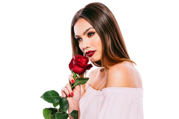 Piękna kobieta model trzyma czerwoną różę