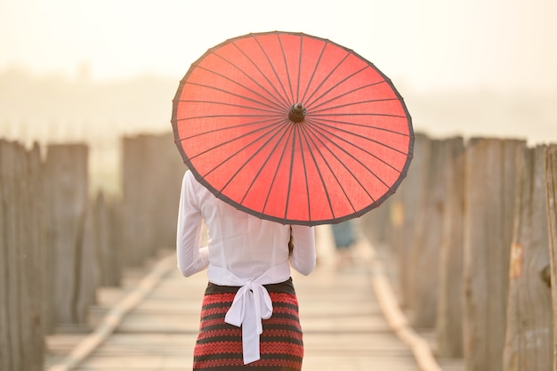 Piękna kobieta Myanmar podczas wschodu słońca, Mandalay Myanmar, styl vintage