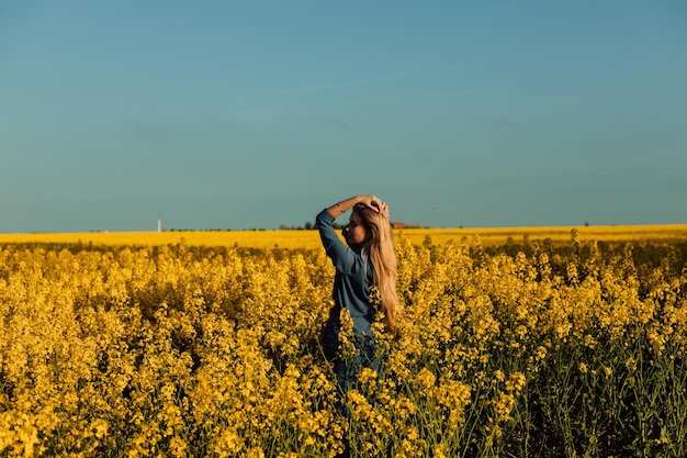 Piękna kobieta na polu rzepakowym Symbolika flagi ukraińskiej żółto-niebieski