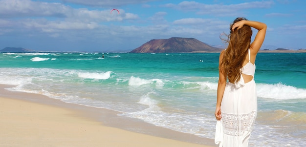 Piękna Kobieta Na Rajskiej Tropikalnej Plaży Fuerteventura, Wyspy Kanaryjskie