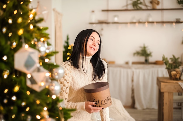 Piękna kobieta obchodzi Boże Narodzenie w domu